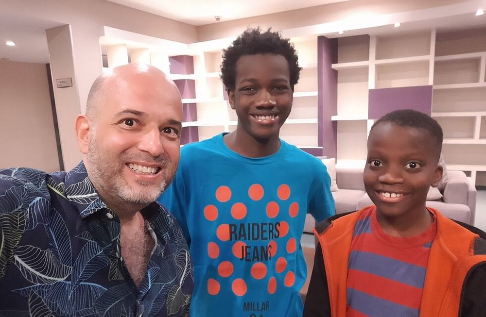 Daniel Rueda y sus hijos, Mackenson y Emmanuel. En enero se cumplirán 7 años desde que los chicos llegaron de Haití tras ser adoptados. Foto: Gentileza Daniel Rueda.