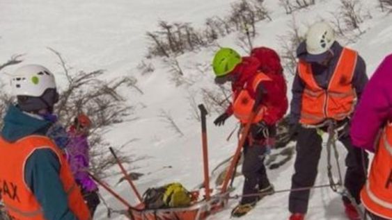 Las condiciones meteorológicas adversas y la falta de luz, obligan a los equipos de rescate a suspender temporalmente la búsqueda. Captura: X / @alepolizzo