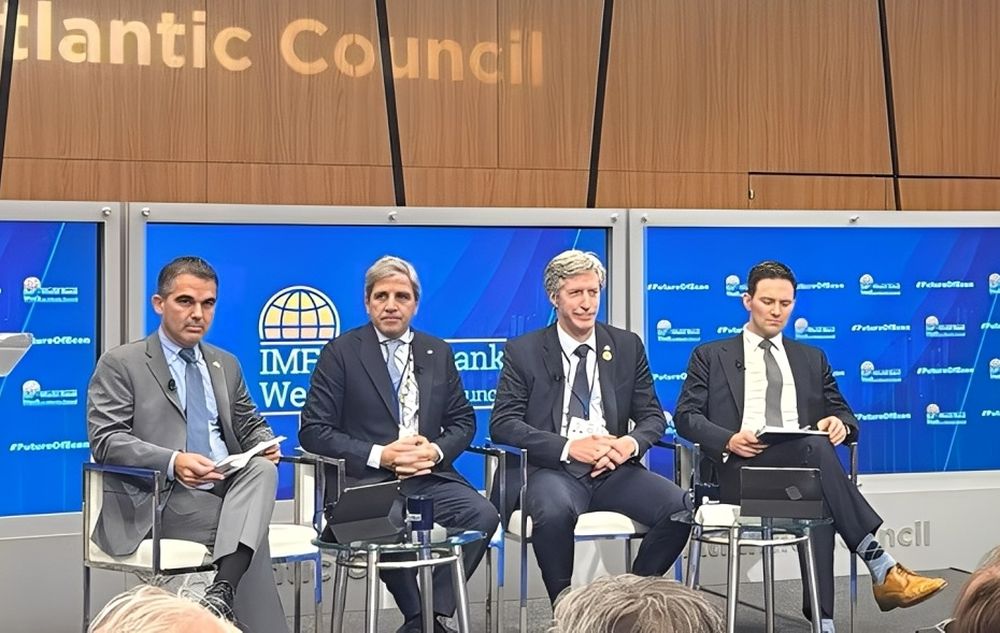 El ministro de Economía, Luis Caputo, junto al presidente del Banco Central (BCRA), Santiago Bausili, participaron del Atlantic Council