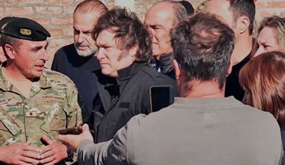 El presidente Javier Milei arribó esta mañana a la ciudad de Bahía Blanca, para tomar contacto con las autoridades y los pobladores de la ciudad, que fue devastada por un temporal el viernes. Foto: REDES/NA