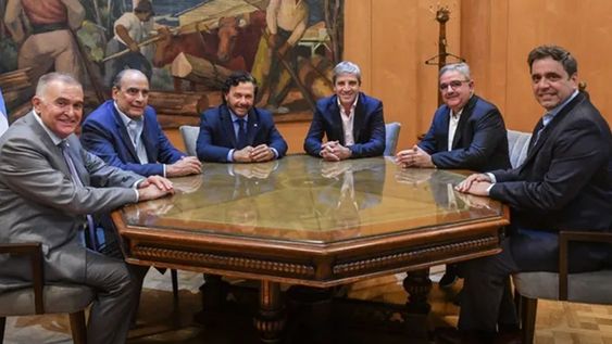 En busca de apoyo por el DNU del FMI y con promesas de reactivación de la obra pública, Luis Caputo y Guillermo Franco recibieron a 3 gobernadores peronistas.