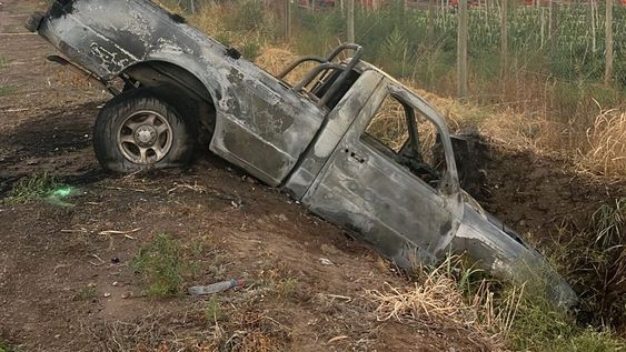 Conducía borracho, cayó a un canal y su camioneta se incendió en Chapanay.