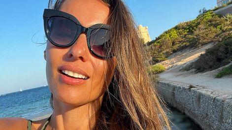 Pampita cautivó en Instagram con una microbikini animal print y con el mar de fondo