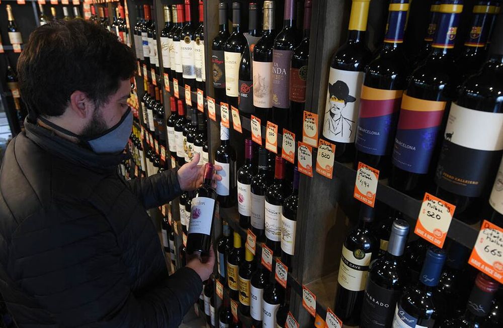La salida del aislamiento, la pérdida del poder adquisitivo de los salarios y los aumentos de precios, llevaron a que los argentinos compraran menos vino el año pasado. / Foto: José Gutierrez / Los Andes