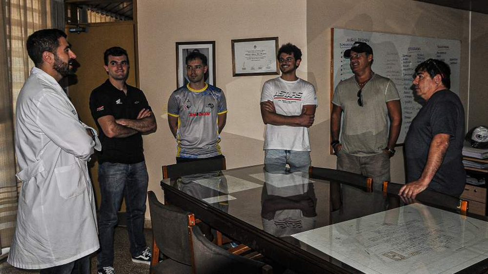 El director ejecutivo del hospital Jos&eacute; Mar&iacute;a Llaver, recibi&oacute; a los &nbsp;pilotos mendocinos Juli&aacute;n M&oacute;dica, Gonzalo Antol&iacute;n y Lucas Vicino, quienes estuvieron acompa&ntilde;ados por Jos&eacute; Lu&iacute;s Martos, gerente de APAT.
