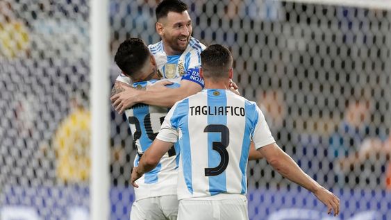 Lionel Messi celebra tras marcar el segundo gol de Argentina en la semifinal de la Copa América contra Canadá, el martes 9 de julio de 2024, en East Rutherford, Nueva Jersey. (AP Foto/Adam Hunger)