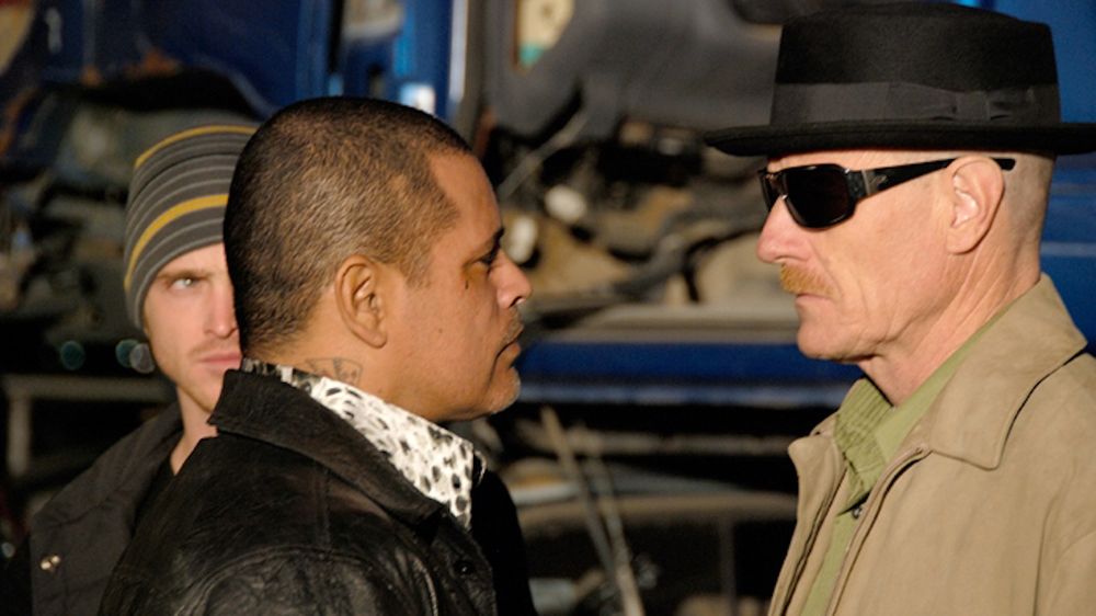 Arrestaron a un actor que protagonizó Breaking Bad por rociar a una mujer con una agua.