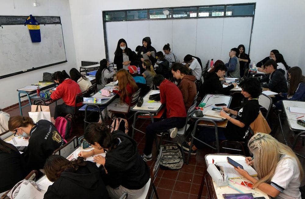 Desde ayer, para los alumnos y docentes el uso del barbijo es optativo durante el cursado en todos los niveles del sistema educativo. Foto de un curso de la Escuela José Vicente Zapata. Foto: Orlando Pelichotti / Los Andes