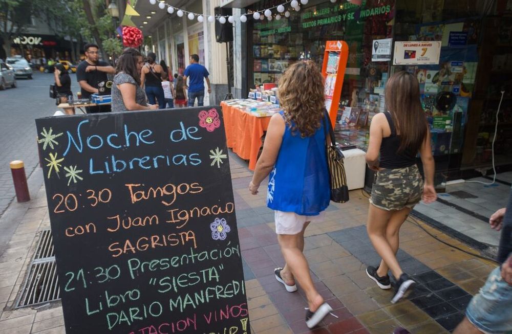 Una noche para leer libros en el centro (video)
