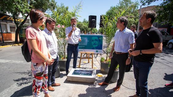 En el Día de la Democracia, se descubrió la placa donde se construirá el boulevard Julio César Strassera