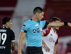 Polémico arbitraje de Nicolás Ramírez en River vs. Huracán: tres penales, dos VAR, dos expulsados. De todo. Polémico arbitraje de Nicolás Ramírez en River vs. Huracán: tres penales, dos VAR, dos expulsados. De todo.