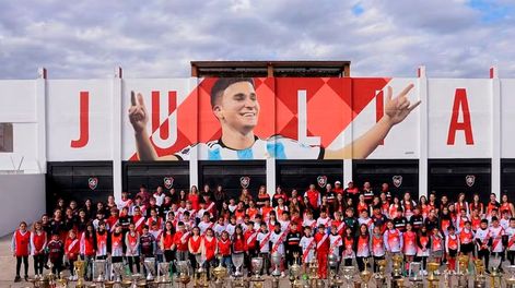Los Andes | Julián Álvarez y un acto de campeón del mundo para el Club Atlético Calchín. Foto: Instagram / Club Atlético Calchín