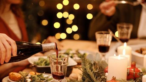 Los 6 alimentos que no debes mezclar con alcohol durante las fiestas.