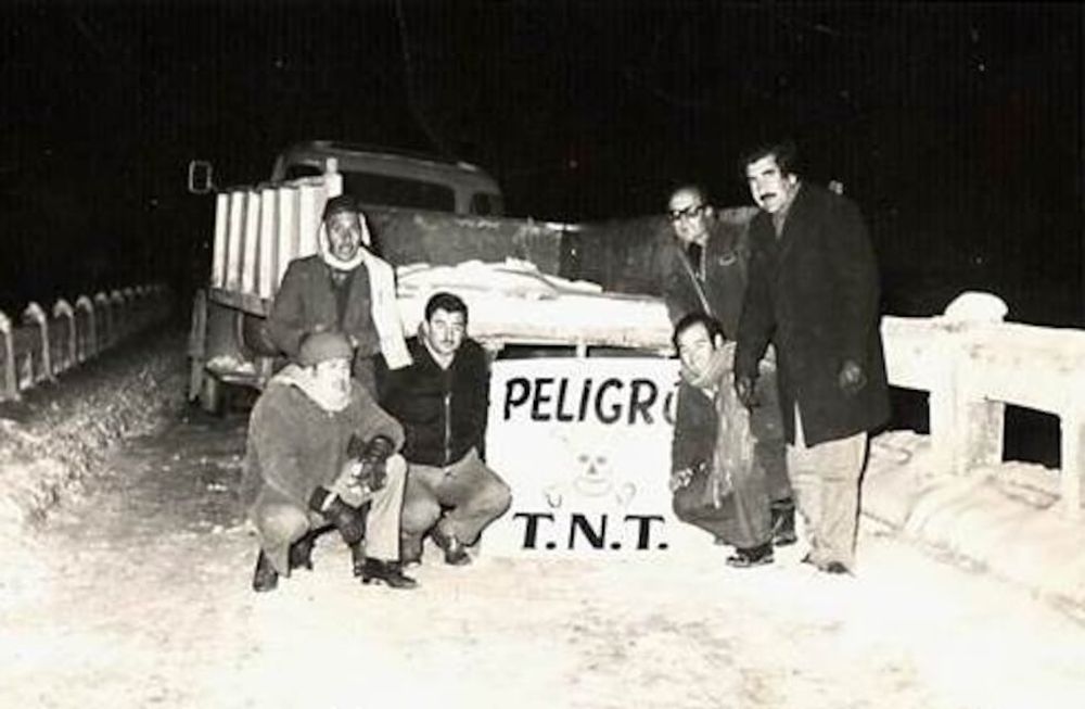 Obreros de la minera Casale cortaron el puente sobre el río Malargüe en la noche que fue del 1 al 2 de julio de 1972. Fue el inicio del Malarguazo o Malargüinazo.