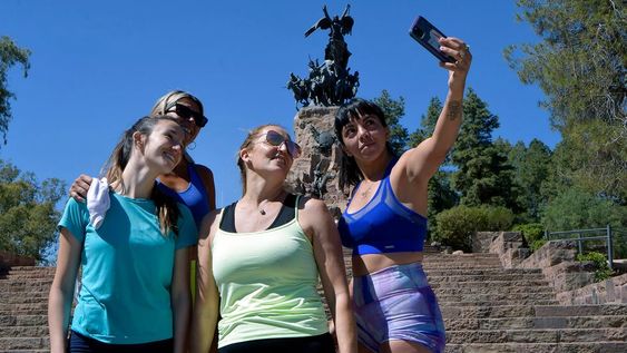 Turismo de Fin de Semana largo. El senderismo en el Cerro de la Gloria una opción low cost. Rozana, Luciana, Susana y Mane se llevan un recuerdo. Foto: Orlando Pelichotti