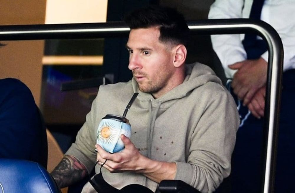 La Pulga no estuvo en el campo de juego, pero presenció la goleada de su equipo en la platea con un mate made in argentino. / Gentileza.