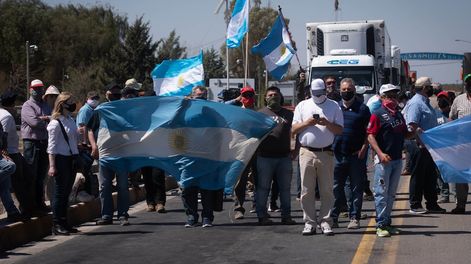 Mendoza 29 de septiembre  de 2020 SociedadDesaguadero, La PazProtesta. Negocian que productores de Mendoza para encontrar una soluciónSolo en desaguadero unos 100 productores agropecuarios que piden la libre circulacion por las rutas nacionales al ser considerados trabajadores esenciales. El conflicto se replica en todos los límites de la provincia.Foto: Ignacio Blanco / Los Andes