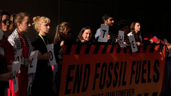 Activistas participan en una protesta para pedir el fin de los combustibles fósiles en la cumbre climática COP28 de Naciones Unidas, el domingo 10 de diciembre de 2023, en Dubái, Emiratos Árabes Unidos. (AP Foto/Rafiq Maqbool)