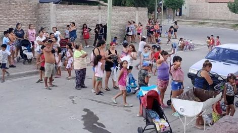 Merendero Horneritos: familias de El Algarrobal hacen la fila para retirar la vianda.