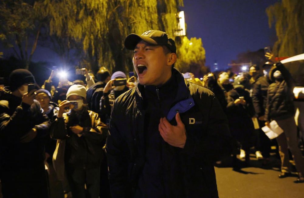 Un manifestante grita durante una protesta desencadenada por un incendio en Urumqi que mató a 10 personas en Beijing, China, el 27 de noviembre de 2022. Protestas contra las estrictas restricciones de Covid de China han estallado en varias ciudades, incluidas Beijing y Shanghai, desencadenadas por un incendio en una torre que mató 10 personas La capital de Xinjiang, Urumqi. Foto: EFE/EPA/MARK R. CRISTINO