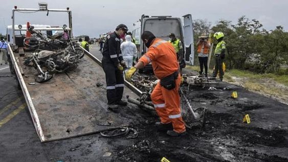 Videos impactantes: volcó camión con nafta, vecinos corrieron a saquearlo, explotó y murieron 7 personas