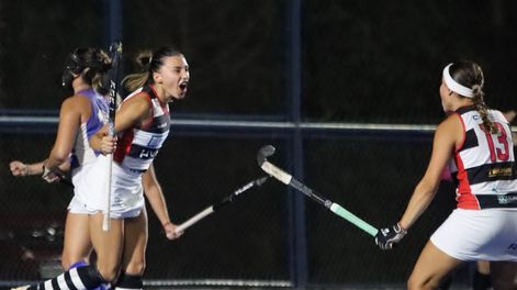 Hockey Césped. Cami Chávez y Guillermina Romano gritan uno de los goles del Peuma ante la T Azul.