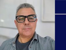 El poeta y periodista acaba de publicar su libro de poemas Mud, por el sello Libros de Piedra Infinita.