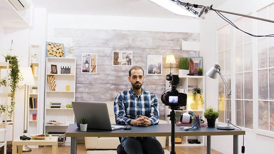 Desde formas de ahorrar e invertir hasta productividad personal, especialistas generan contenido y comparten consejos en redes sociales. Qué consultas se repiten y cómo es la tendencia