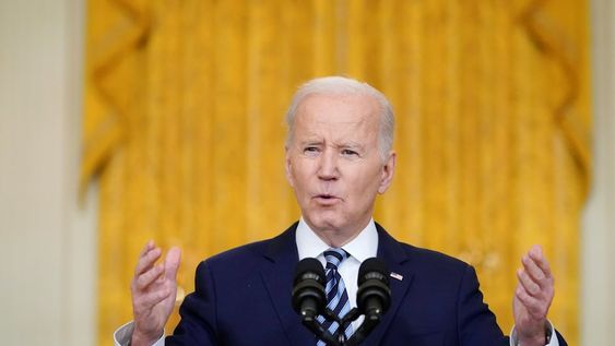 El presidente Joe Biden habló sobre la invasión rusa de Ucrania en el Salón Este de la Casa Blanca. Foto: AP