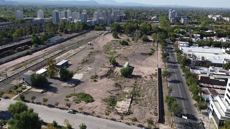 Los Andes | Parte de los terrenos de la ex Estación Mendoza del ferrocarril General San Martín, serán subastados a mediados de año, confían en el municipio capitalino. Foto: Marcelo Rolland / Los Andes
