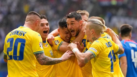 El ucraniano Roman Yaremchuk celebra con sus compañeros tras anotar el segundo gol en el encuentro ante Eslovaquia en el Grupo E de la Euro 2024. / Gentileza.