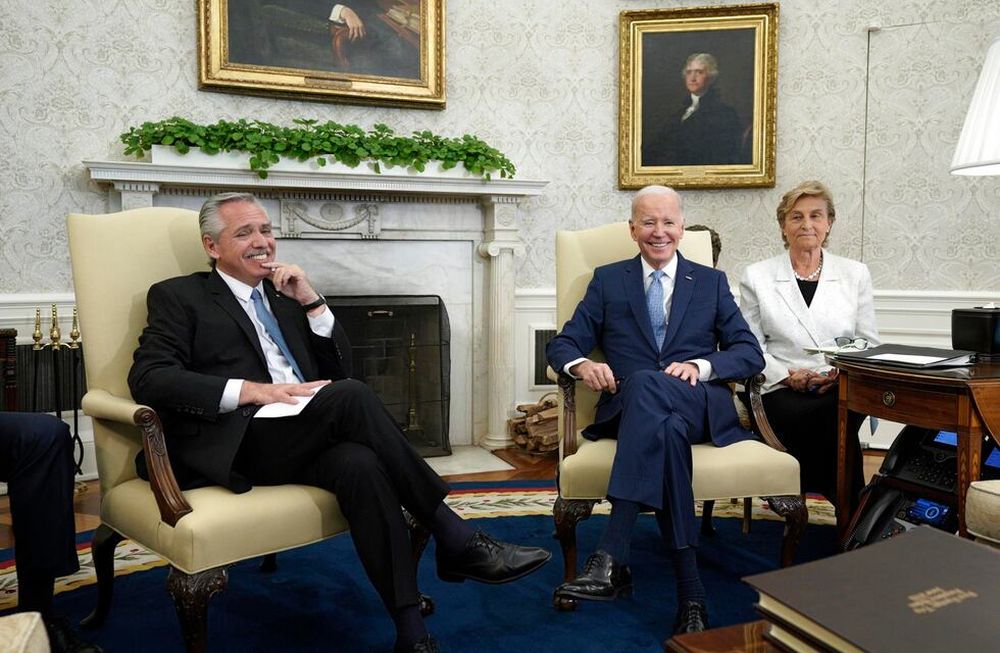 El presidente de los Estados Unidos, Joe Biden, se reunió con el presidente Alberto Fernández en la Oficina Oval de la Casa Blanca en Washington, DC. Foto: EFE/EPA/Yuri Gripas / POOL