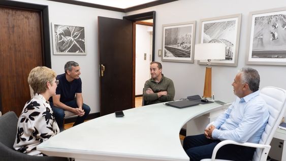 Reunión entre el titular de Arc Energy, Jason Arcenoux, con el gobernador Alfredo Cornejo, la ministra de Energía, Jimena Latorre, y el presidente de Emesa, Pablo Magistocchi.