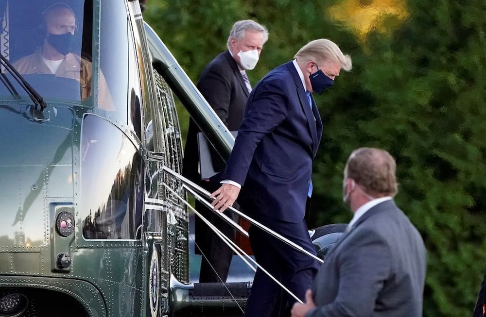 El presidente de EEUU, Donald Trump, fue hospitalizado tras dar positivo en coronavirus y llegó al lugar por sus propios medios.