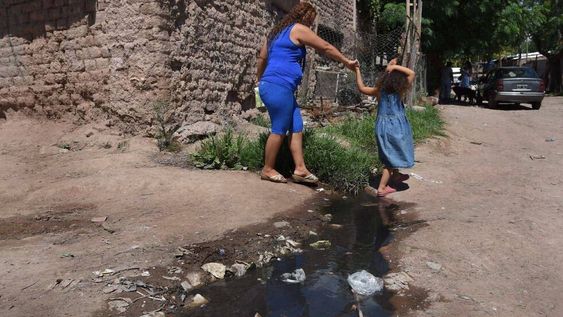 El ataque ocurrió en el Barrio Olivares (Ciudad) y a la víctima le efectuaron dos disparos ni bien abrió la puerta de su casa. Foto: Imagen ilustrativa / Archivo Los Andes.