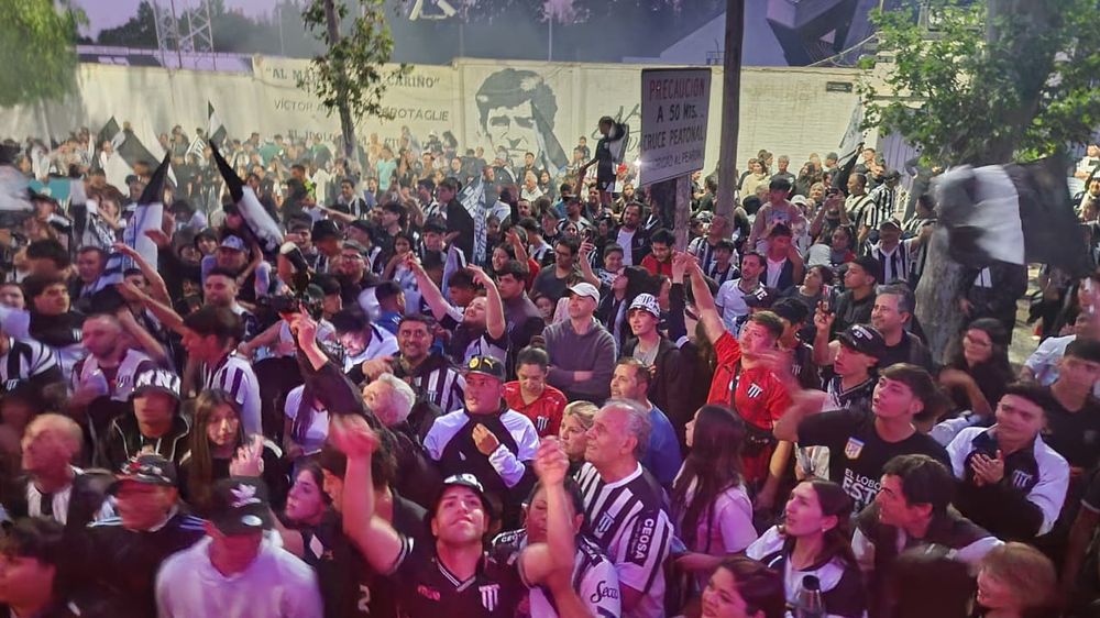 Fiesta interminable: los jugadores fueron ovacionados apenas pisaron suelo provincial.