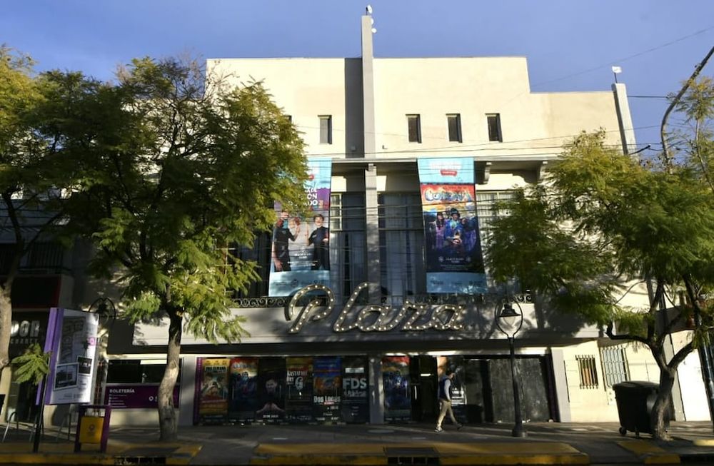 Un conductor perdió el control del vehículo y terminó incrustado en el teatro de Godoy Cruz. Esta mañana el salón cultural amaneció todo tapiado de una manera rudimentaria luego del horroroso incidente de anoche. / Foto: Orlando Pelichotti / Los Andes