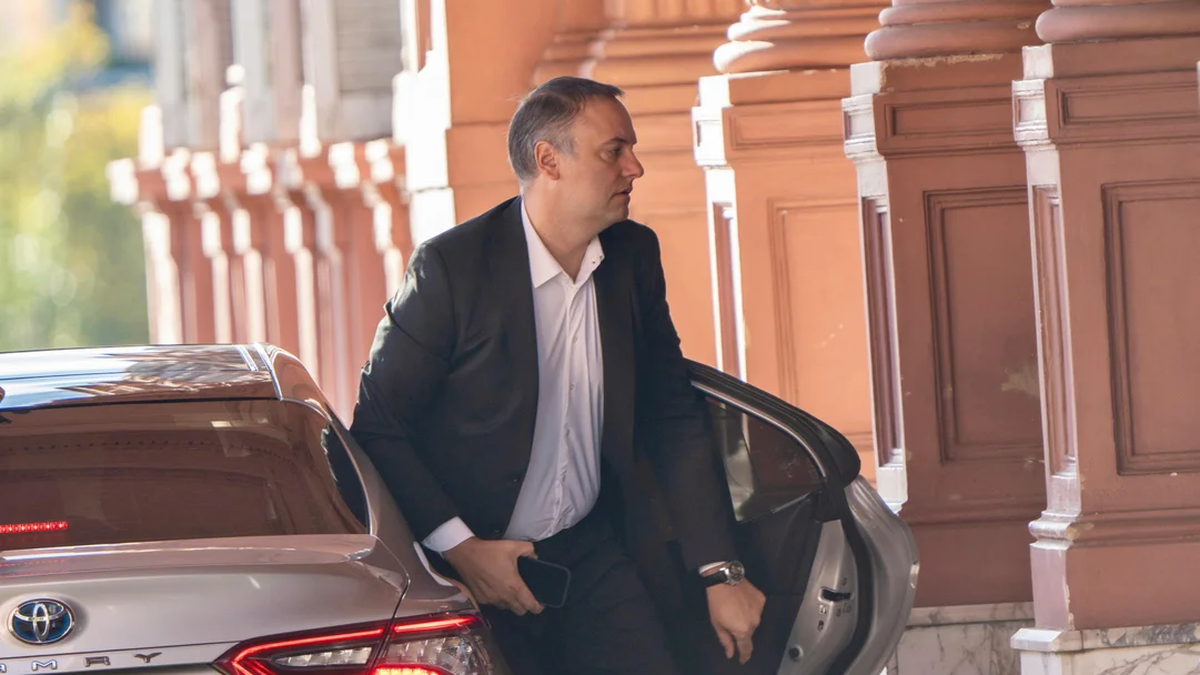Adorni anunció que irá al Senado en julio y crecen los recla