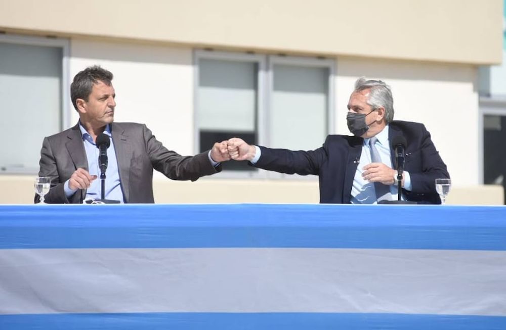 El titular de la Cámara de Diputados, Sergio Massa, participó junto con el presidente Alberto Fernández de una recorrida por el laboratorio de insumos hospitalarios BINA, en el Parque Industrial Hudson.
