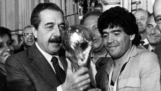 Raúl Alfonsín y Diego Maradona con la última Copa del Mundo que ganó la Argentina, en 1986, cuando había vuelto la democracia a la Argentina.