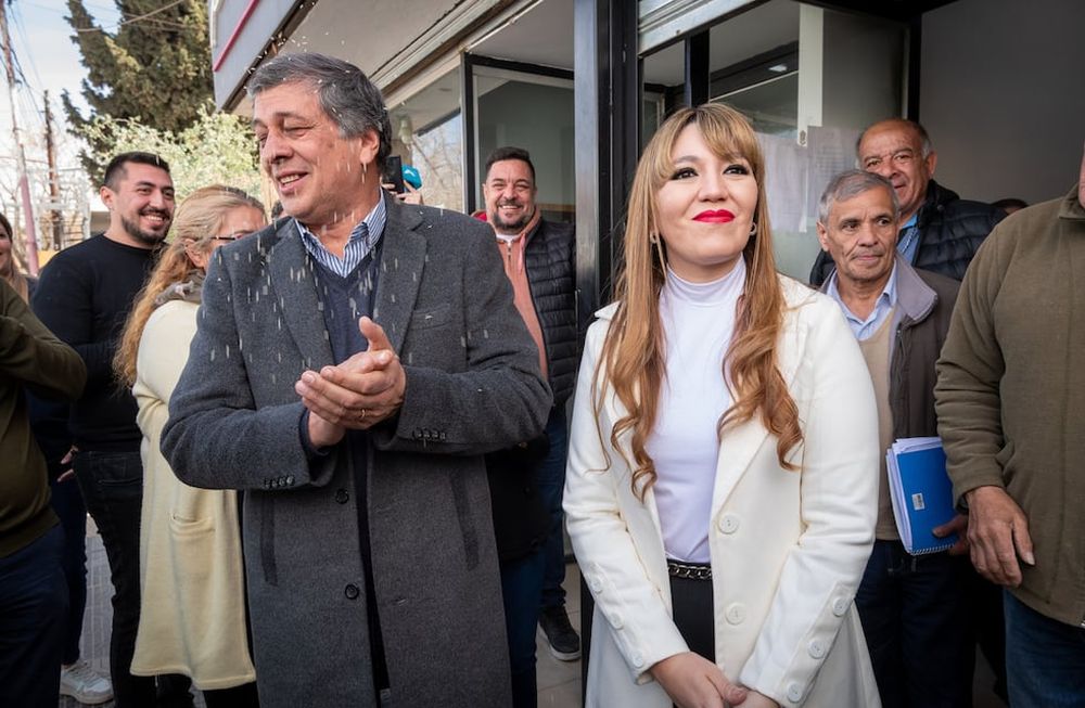 Daniel Orozco y Janina Ortiz se casaron en un Registro Civil de Las HerasEl intendente lasherino y la secretaria de Gobierno realizaron el acto formal en la oficina estatal. El casamiento se da en medio de la investigación por supuestas irregularidades en la comuna.Foto: Ignacio Blanco / Los Andes