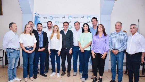 El PJ mantiene la unidad en el reparto de cargos legislativos. En una visita del ministro de Obras Públicas de la Nación, Gabriel Katopodis posaron todos juntos.