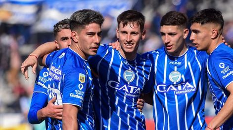Los Andes | Abrazados a la ilusión. Salomón Rodríguez Salomon, Martin Ojeda (semi tapado), Tadeo Allende, Gonzalo Abrego y Ezequiel Bullaude, cinco futbolistas clave para el modelo de juego que propone la dupla Orsi-Gómez. Foto; Mariana Villa / Los Andes