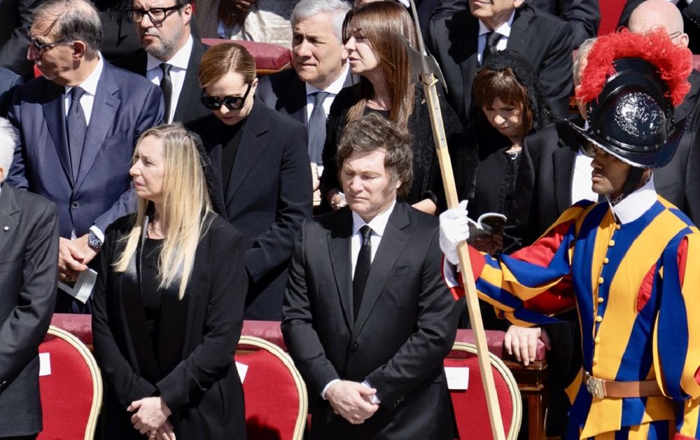 Milei se insoló en el funeral del papa Francisco y lo salvó la magia de Lilia Lemoine