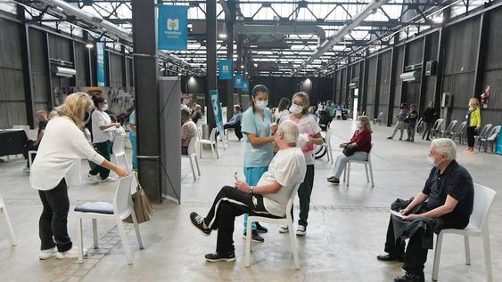 Los responsables de algunos centros cuentan cómo combinan la difícil logística con la alegría de ver a los recién vacunados. Foto: Orlando Pelichotti/ Los Andes