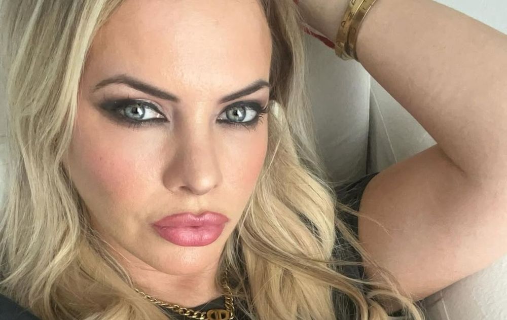Alejandra Maglietti su pancita de embarazada entre los viñedos en Mendoza (2).jpg