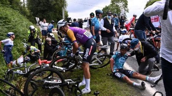 Una mujer apareció con un cartel mientras pasaba el pelotón de ciclistas y varios competidores terminaron en el suelo del Tour de Francia. / Gentileza.