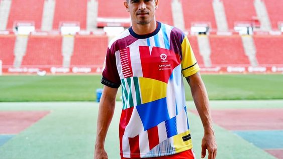 La camiseta más fea del mundo tiene una explicación solidaria