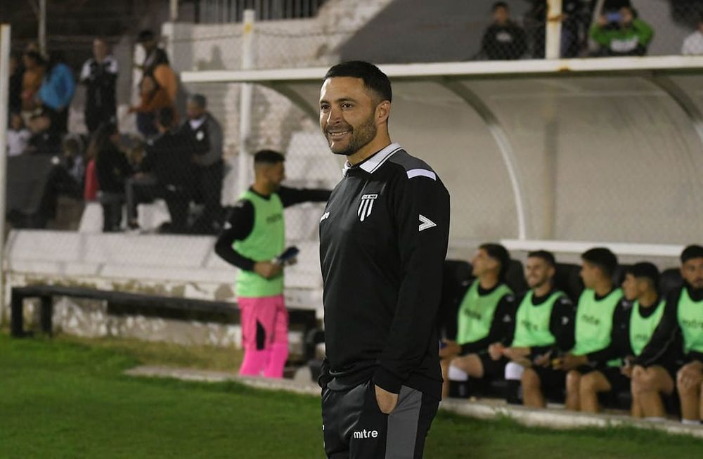 El entrenador del Lobo, Joaquín Sastre celebró un triunfo fundamental frente a Estudiantes de Río Cuarto, que el permite a Gimnasia volver a estar en zona de clasificación.  Foto: José Gutierrez / Los Andes
