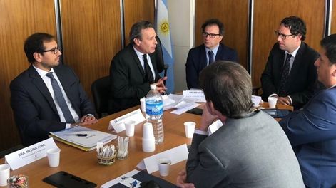 Una reunión con fiscales de ambos países donde participó Fernando Alcaraz (el primero, a la izquierda). Gentileza Ministerio Público Fiscal.